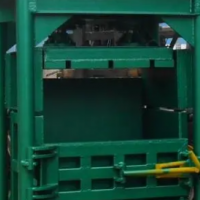 二手200噸左右立式打包機(jī)