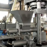 求購(gòu)一臺(tái)二手630噸鐵屑打餅機(jī)，有合適設(shè)備的請(qǐng)聯(lián)系我